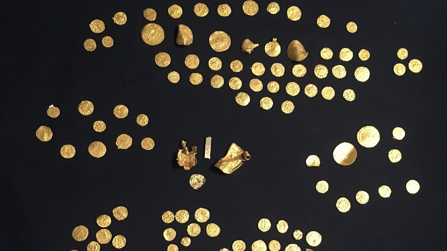 Einige Goldmünzen aus dem Hort von Norfolk