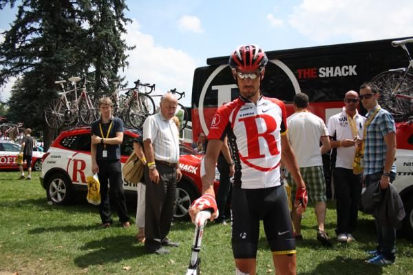 Andreas Kloden heads to the start but pulled out of the stage