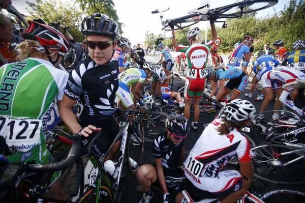 Linda Villumsen (New Zealand) tries to navigate through the bikes and riders