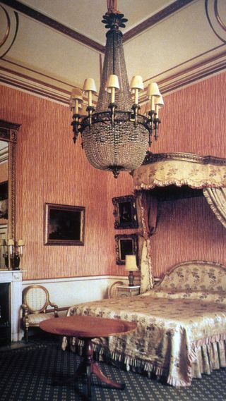 A photograph of one of the rooms within Buckingham Palace