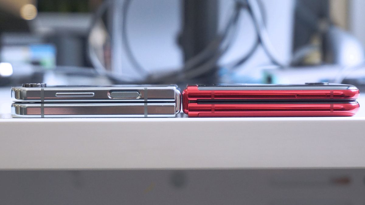 Motorola Razr 40 Ultra vs Samsung Galaxy Z Flip 5 side closed