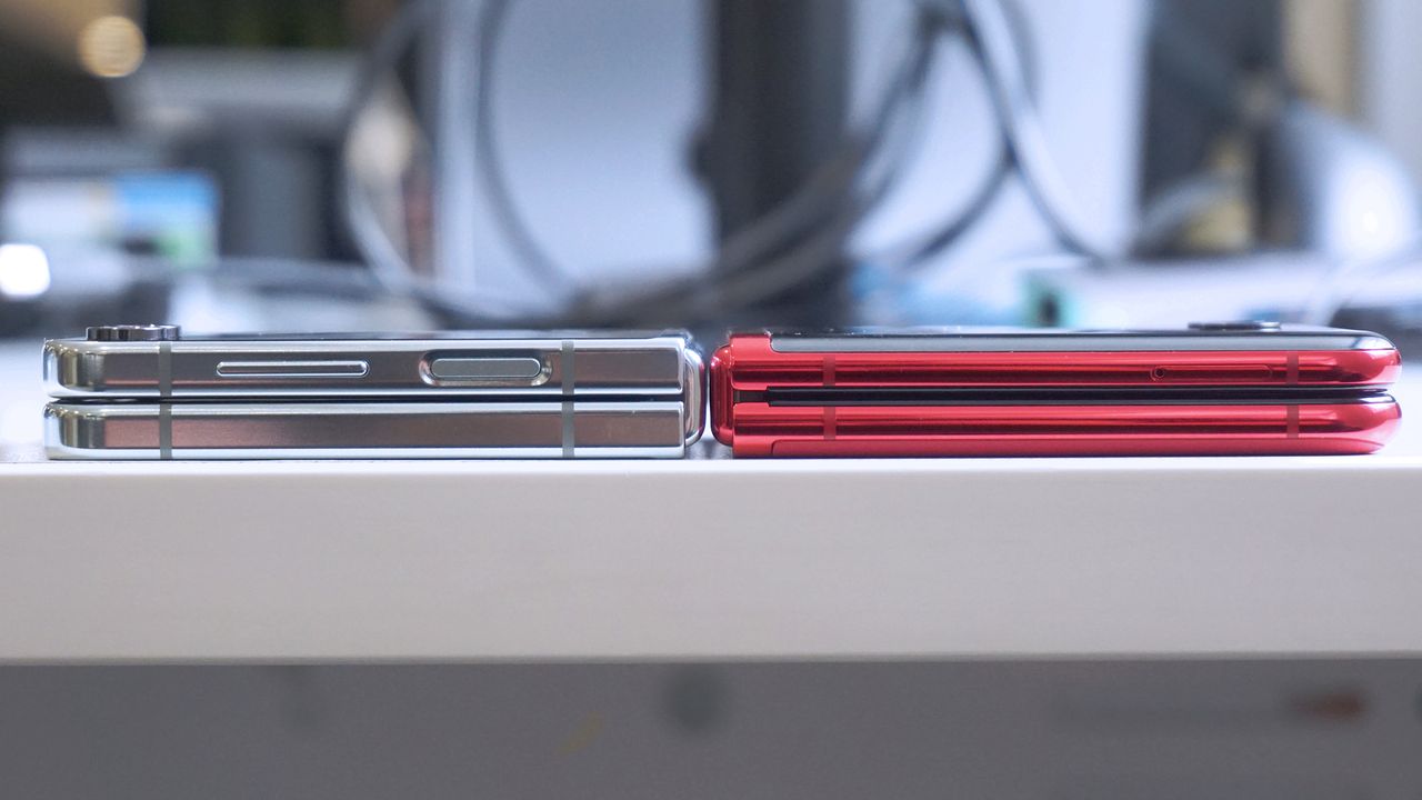 Motorola Razr 40 Ultra vs Samsung Galaxy Z Flip 5 side closed