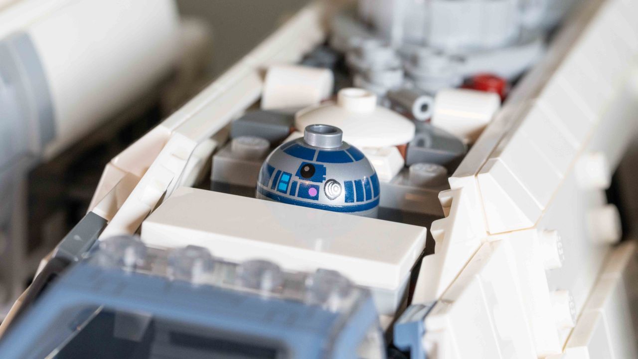 Lego UCS X-Wing Starfighter R2D2 in the astromech pod
