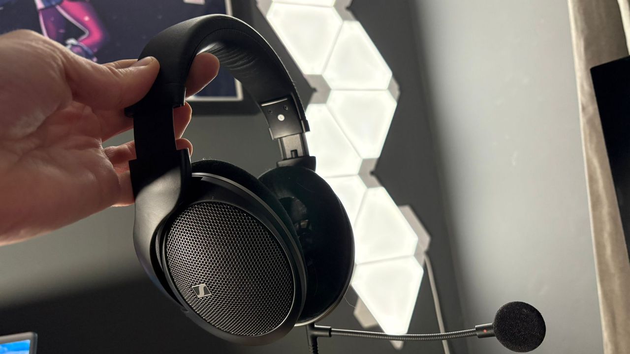 The Sennheiser HD 500 BAM with lighting behind.