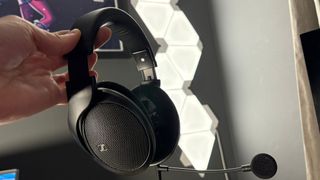 The Sennheiser HD 500 BAM with lighting behind.