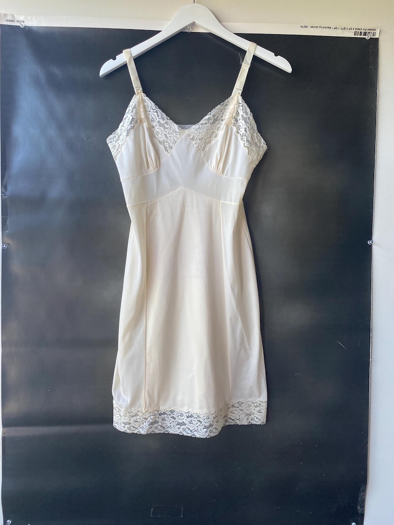 1950-60's Jane Fields Cream Nylon Nightgown, Lace Trim, Slip Dress, Modern Small Size 32, Babydoll, Excellent Condition, Vintage Lingerie