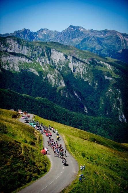 At stage16 in Tour de France 2012, a front group rides toward Col du Tourmalet.