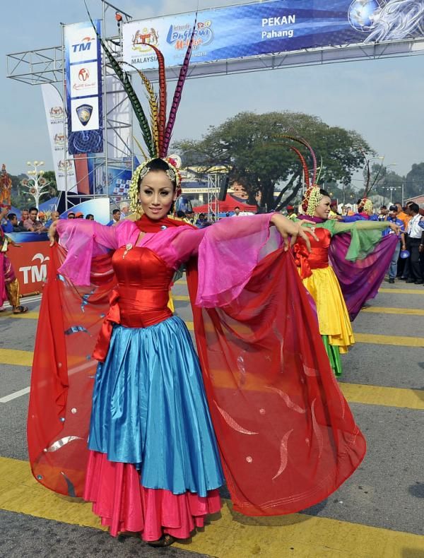 Cultural performances light up the start in Pekan