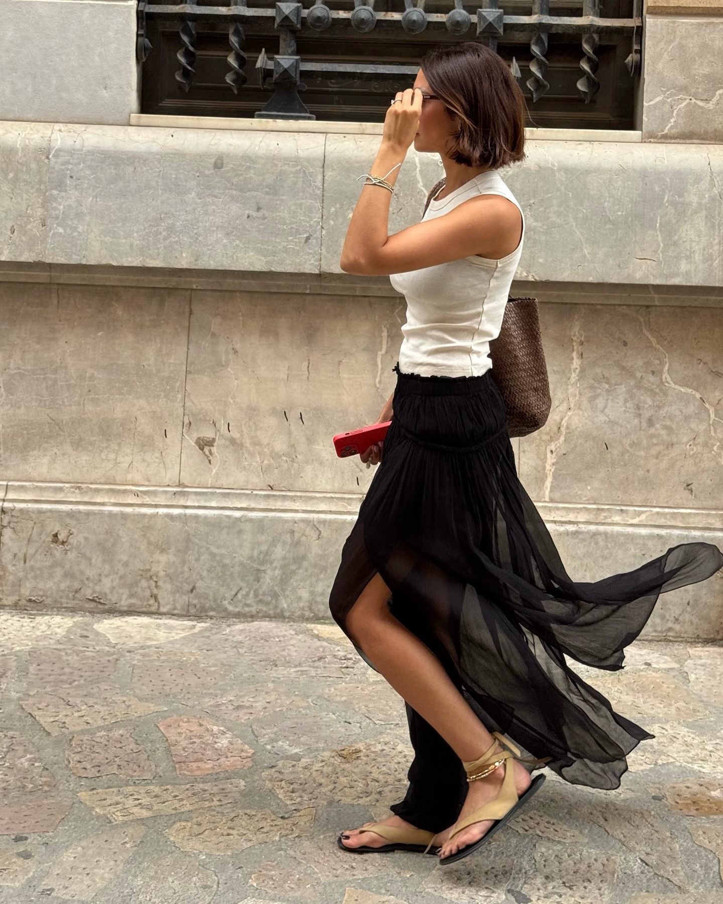 Influencer wears summer sandals