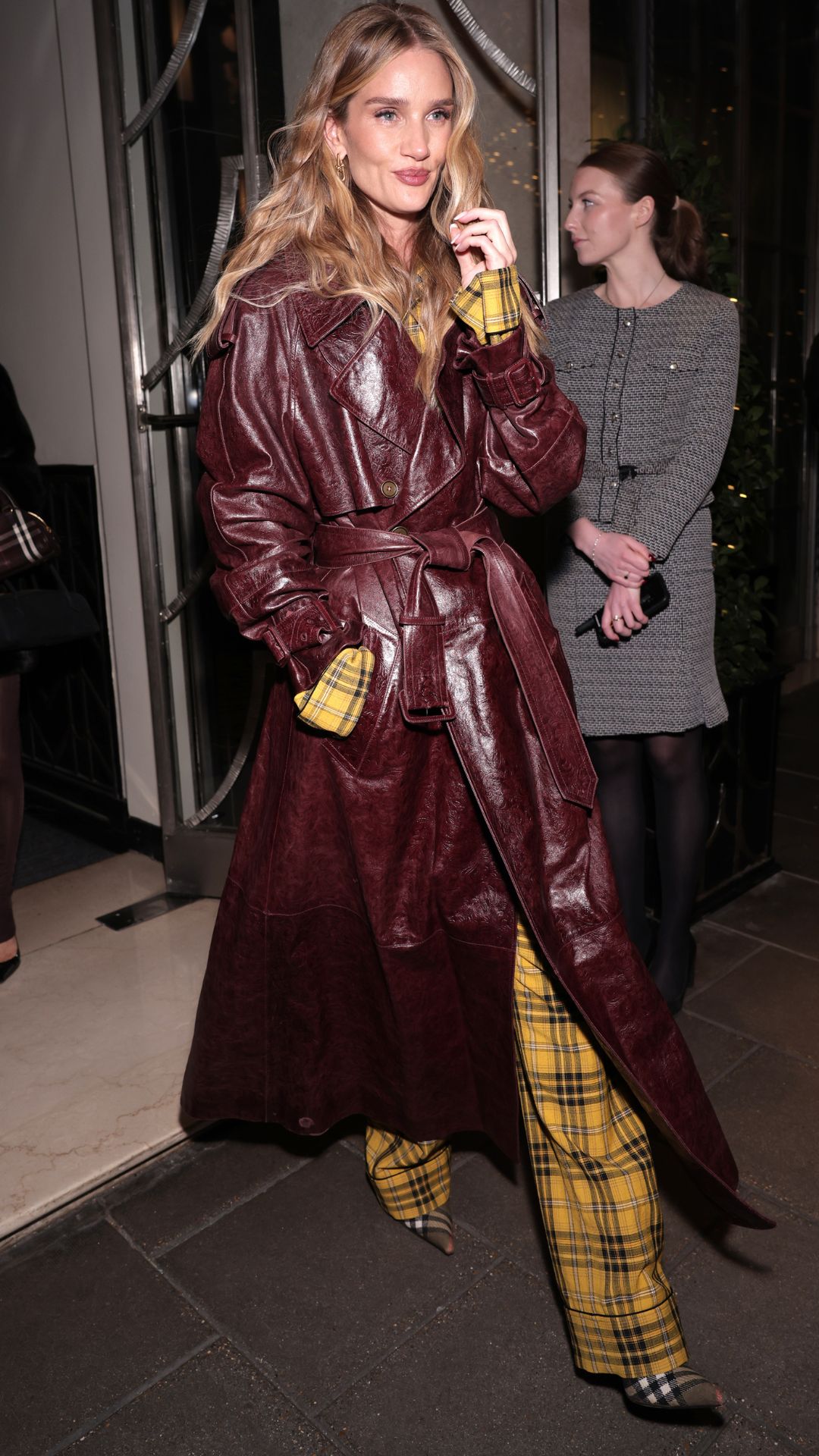 ROSIE HUNTINGTON_WHITELEY WEARING A BURGUNDY BURBERRY TRENCH COAT