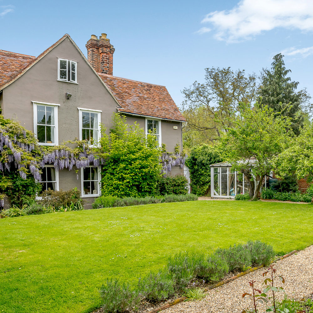 house exterior with front yard garden