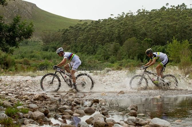 Nino Schurter (front) and Philip Buys of Team Scott-Odlo MTB keep their lead