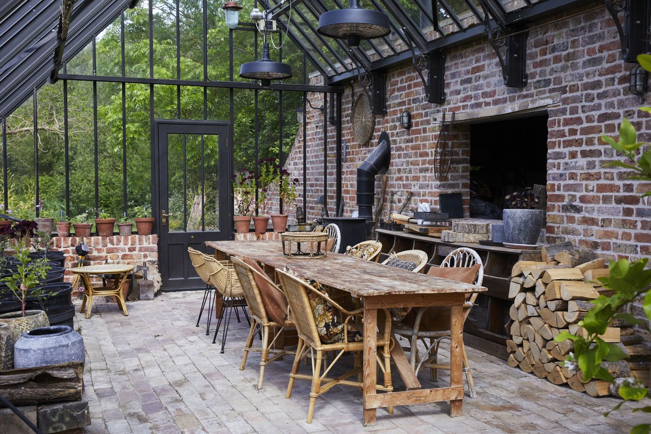 Indoor-outdoor dining room