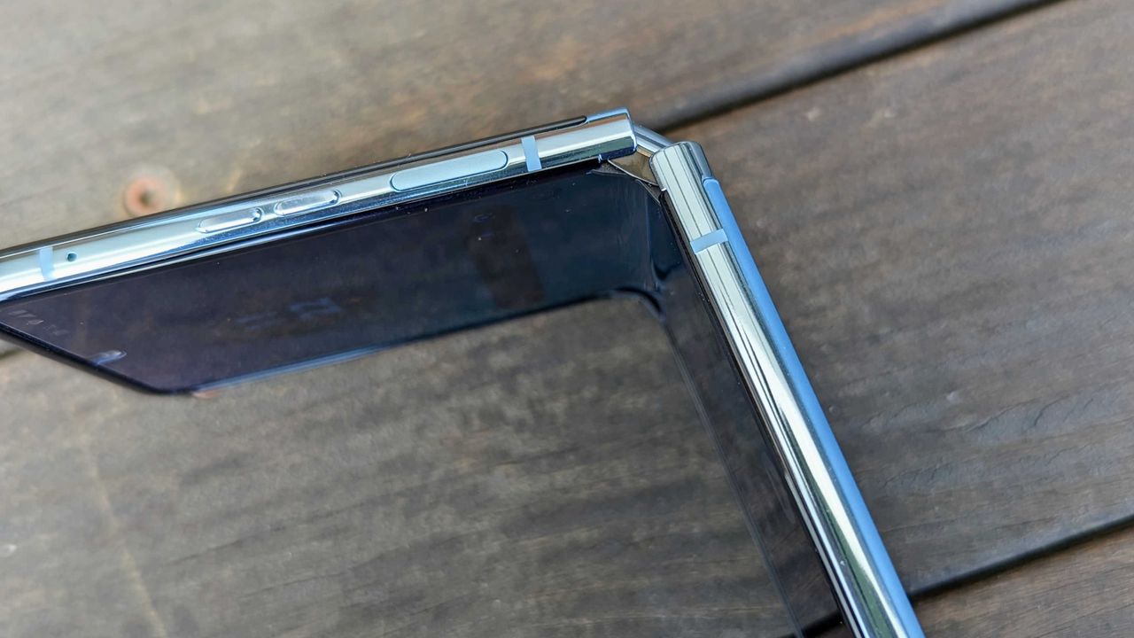 Motorola Razr+ hinge