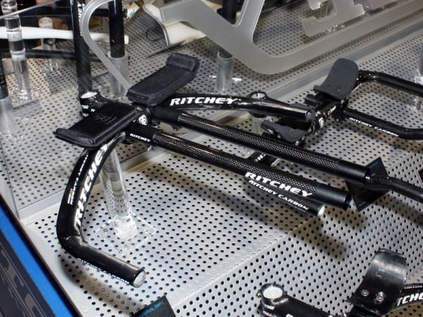 Ritchey's redesigned Hammerhead integrated aero bar features new extension clamps that sit in-line with the base bar.