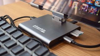 Plugable UDS-7IN1 Docking Station review photos