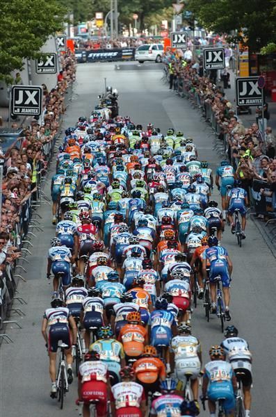 The peloton makes its way around Hamburg
