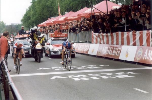 Michael Boogerd beats Lance Armstrong to the line in 1999