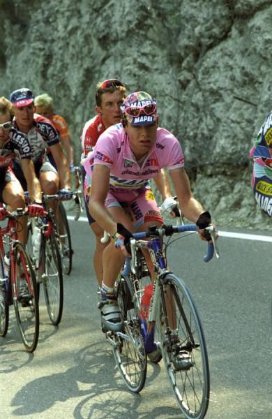 Cadel suffered as a relative newcomer to the sport in 2002, but did manage to wear the maglia rosa.