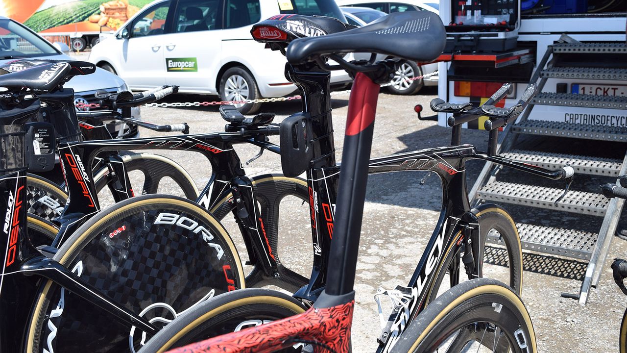 Marcel Sieberg's massive seat post showcases more of the indent design and suggests a frame-specific seat post
