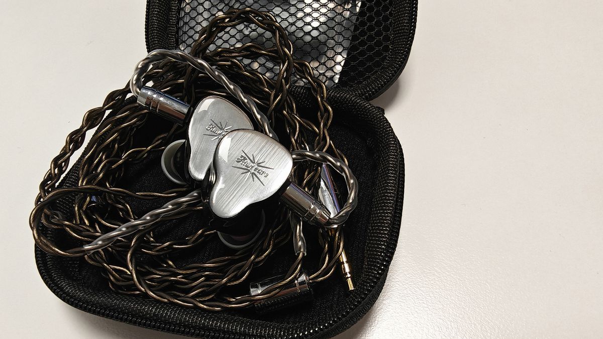 A selection of photos of the Kiwi Ears KE4 IEMs.