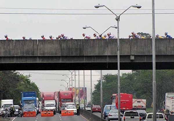 The pelotn beats the traffic as it goes through La Ribera.