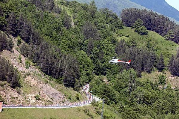 Riders had to negotiate the Passo del Cerreto before a predominately downhill run to Lido di Camaiore.
