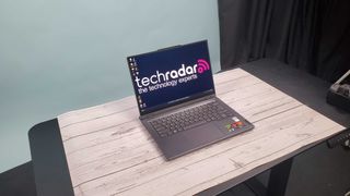 Lenovo Legion 5 Slim 14 puisella pöydällä TechRadar-taustakuvalla