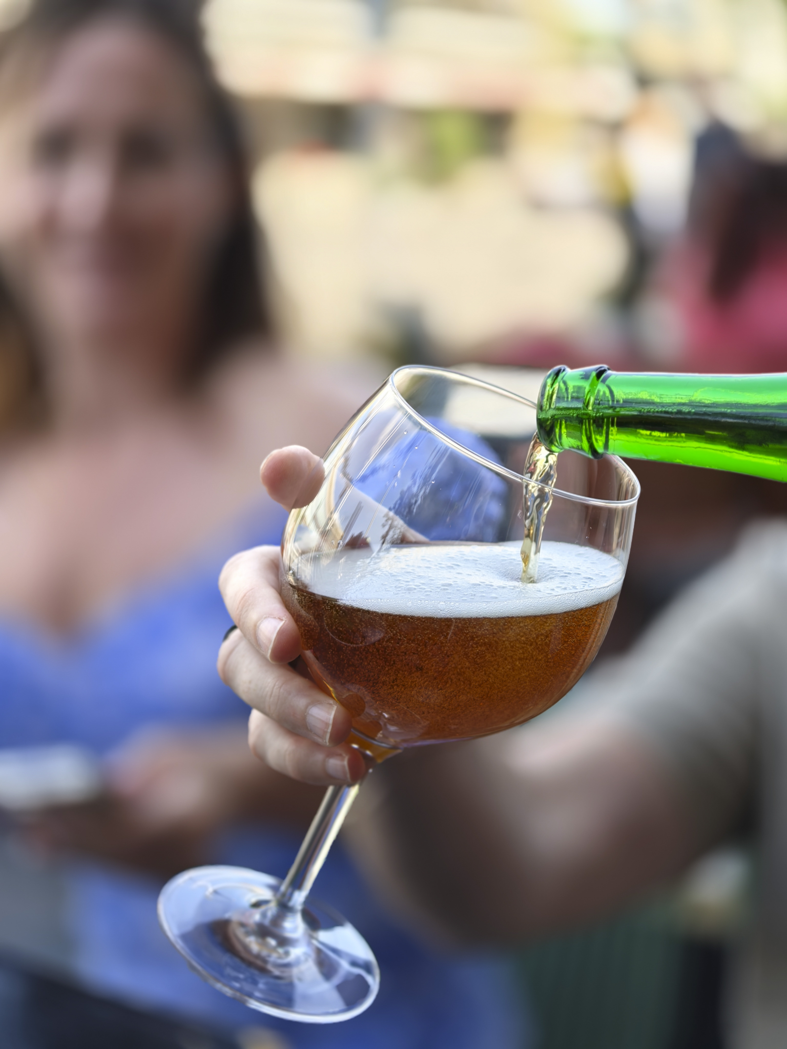 Oppo Find X8 Ultra phone sample image: close up of beer being poured into a glass
