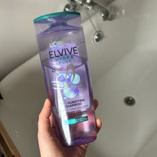 Laura holding L’Oréal paris Elvive Hydra Pure Shampoo