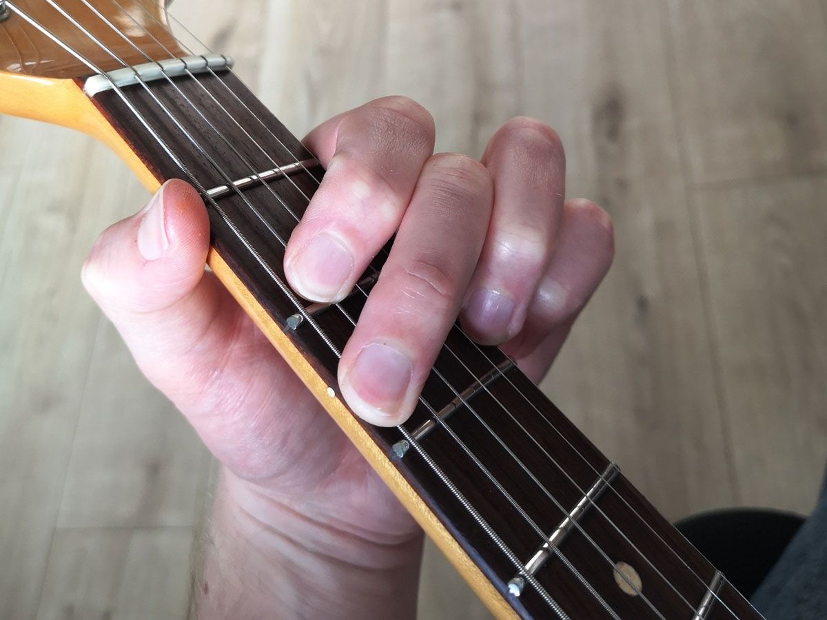 How to play the G chord on guitar