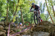 TomPidcock (Great Britain) competes in the men's cross-country mountain biking event during the Paris 2024 Olympic Games in Elancourt Hill 
