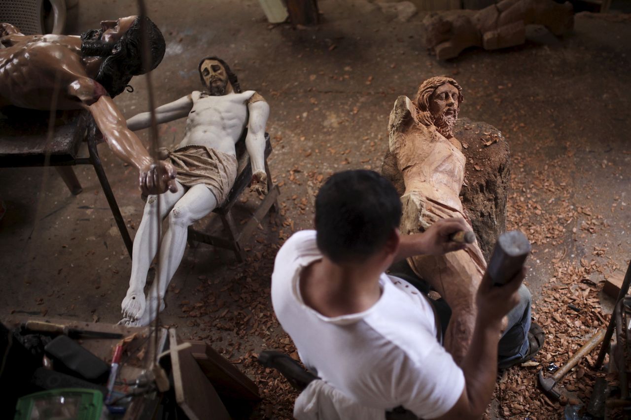 Jose Sabas Gomez works on a statue of El Jesus Nazareno in his workshop in Apastepeque, El Salvador March 9, 2016. 