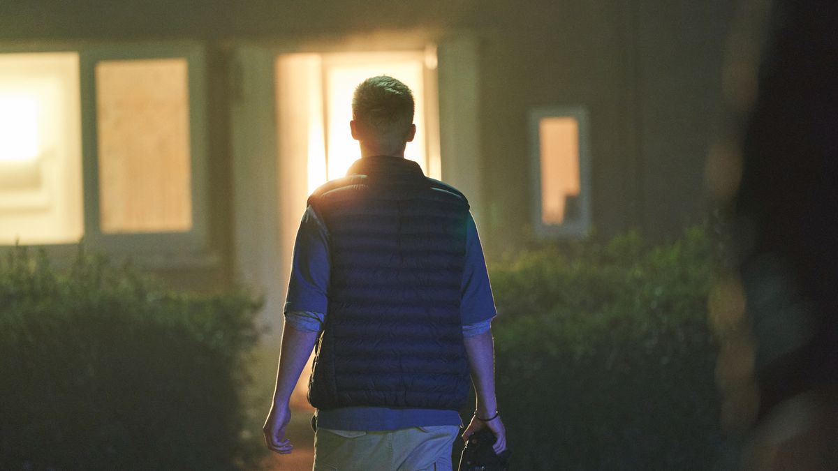 Matt Metcalf (Tom Taylor) looks at his burning house in The Bay season 4