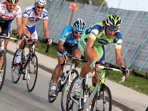 Filippo Pozzato (Liquigas) in the finale with Igor Astarloa (Team Milram).