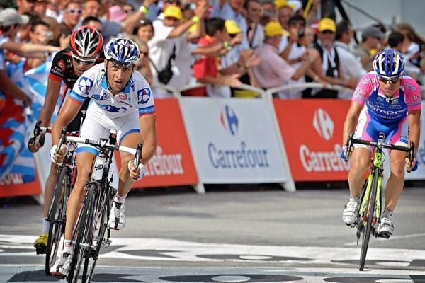 Sandy Casar (Fran&ccedil;aise des Jeux) wins stage 9 ahead of runner-up Luis Le&oacute;n S&aacute;nchez Gil (Caisse d'Epargne) and Damiano Cunego (Lampre).