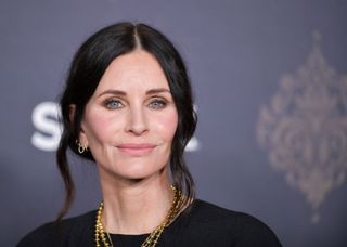 Courteney Cox posing at an event 