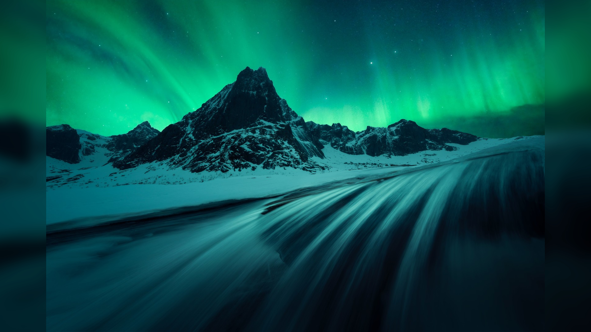A photo of the northern lights, part of the travel photography blog Capture the Atlas 2022 Northern Lights Photographer of the Year collection. This image was taken by Filip Hrebenda.