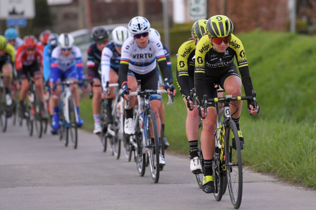 Annemiek van Vleuten lines out the bunch