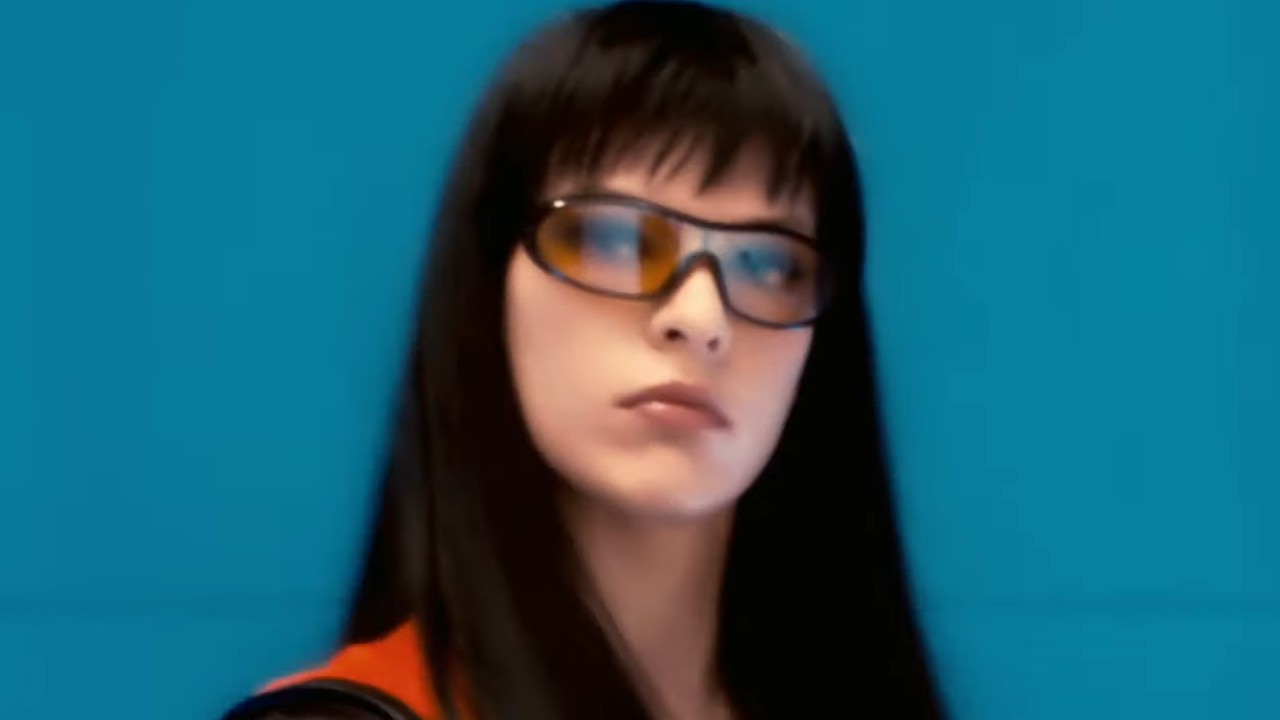 『ウルトラバイオレット』で黒髪のミラ・ジョヴォヴィッチ