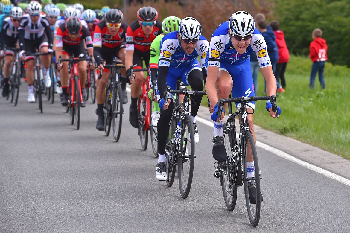 Laurens De Plus (Quick-Step) strings out the peloton