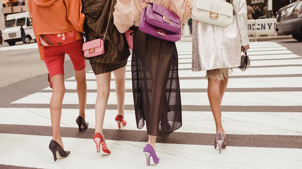 Carrie Bradshaw just schooled influencers on the Fendi baguette