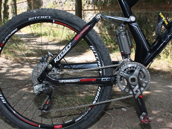 Carbon fiber construction throughout the modified four-bar rear end keeps the chassis weight impressively low.