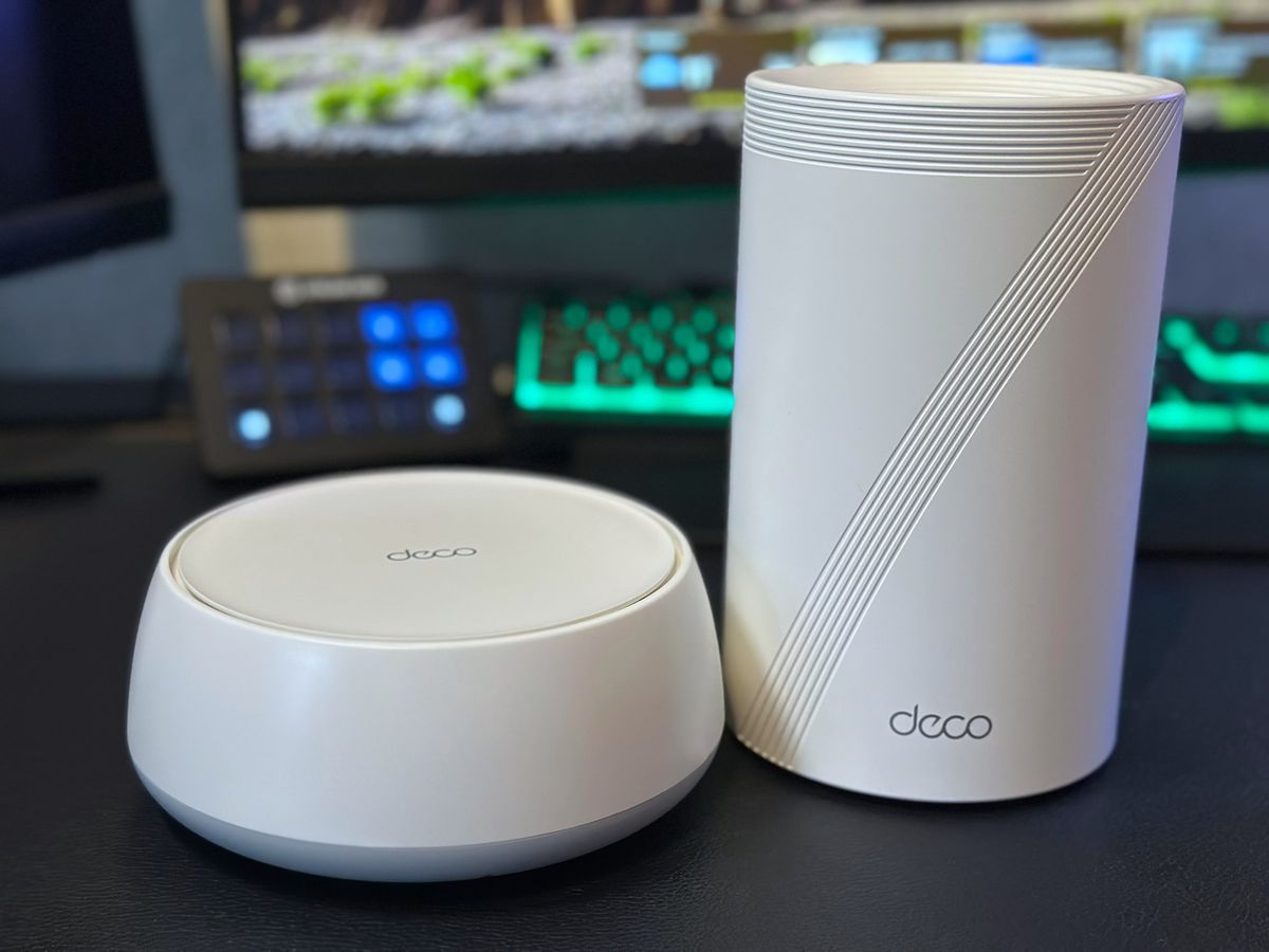 A photo showing the size comparison of a TP-Link Deco BE25 (left) and Deco BE68 (right).