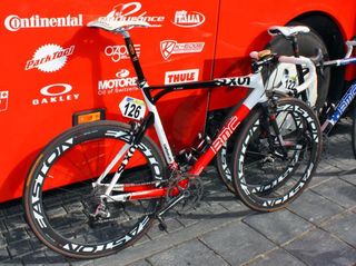 Michael Sch&auml;r had to run a custom frame on account of his height when he rode for Astana last year and again has to be given the same treatment at BMC with this all-aluminum rig.