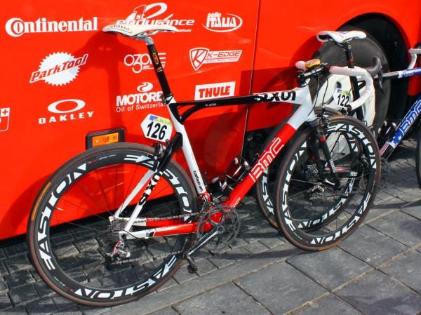 Michael Sch&auml;r had to run a custom frame on account of his height when he rode for Astana last year and again has to be given the same treatment at BMC with this all-aluminum rig.