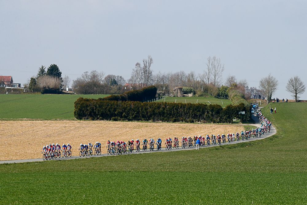 The 2018 Gent-Wevelgem peloton plows through a field during the 2018 race