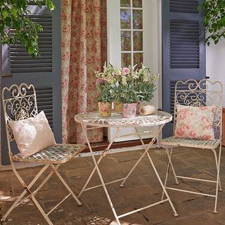 garden table with floral furnishing