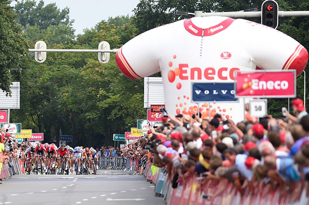 The peloton heads for the finish line in stage 2