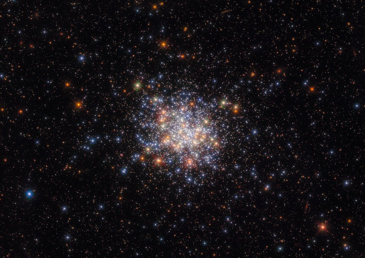 Hubble Space Telescope spots star cluster glittering in a nearby galaxy (photo)